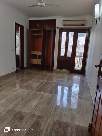 Room in 4 BHK Apartment at Vasant Vihar – for Rent
