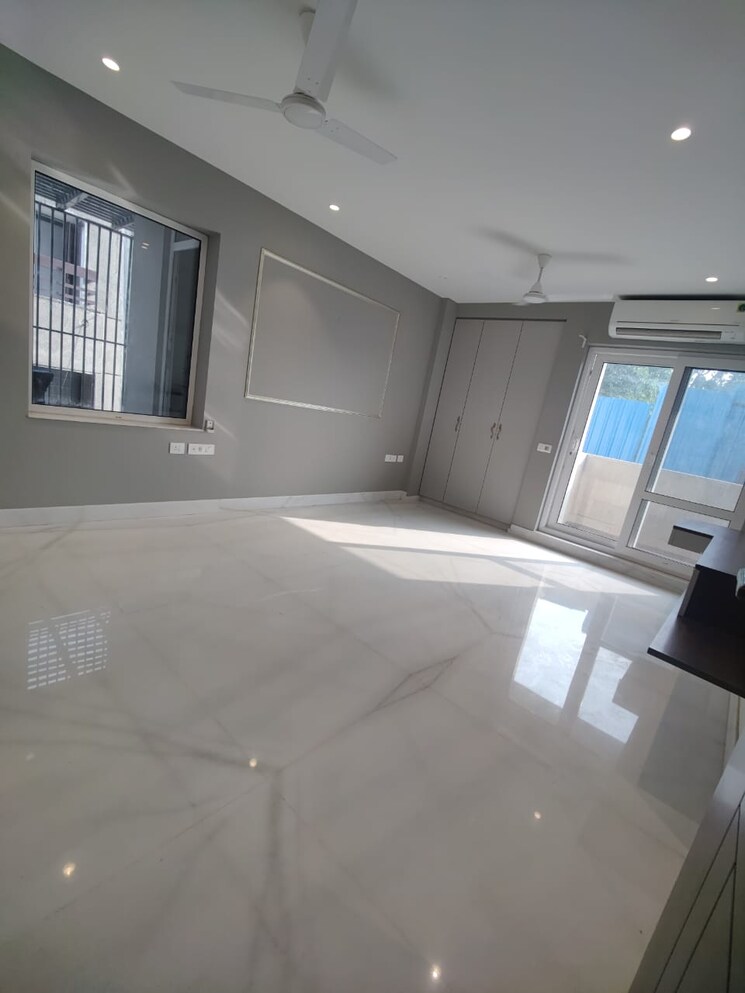  Parking, veera-safdarjung-enclave 4 Bedroom 3000 Sq.Ft. Apartment In Safdarjung Enclave Delhi 8865321