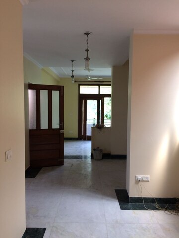 Room in 2 BHK Builder Floor at Sarvapriya Vihar – for Rent