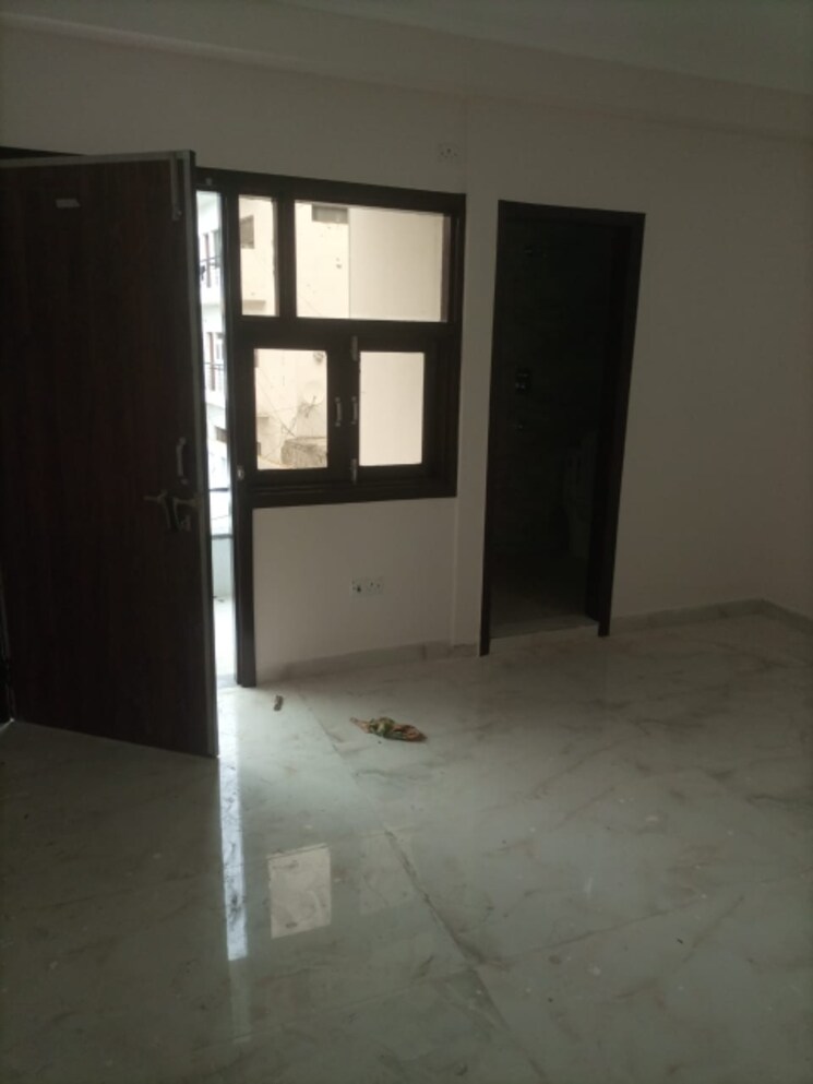 Room, sector 8 dwarka 2 Bedroom 90 Sq.Yd. Builder Floor In Sector 8 Dwarka Delhi 8865466