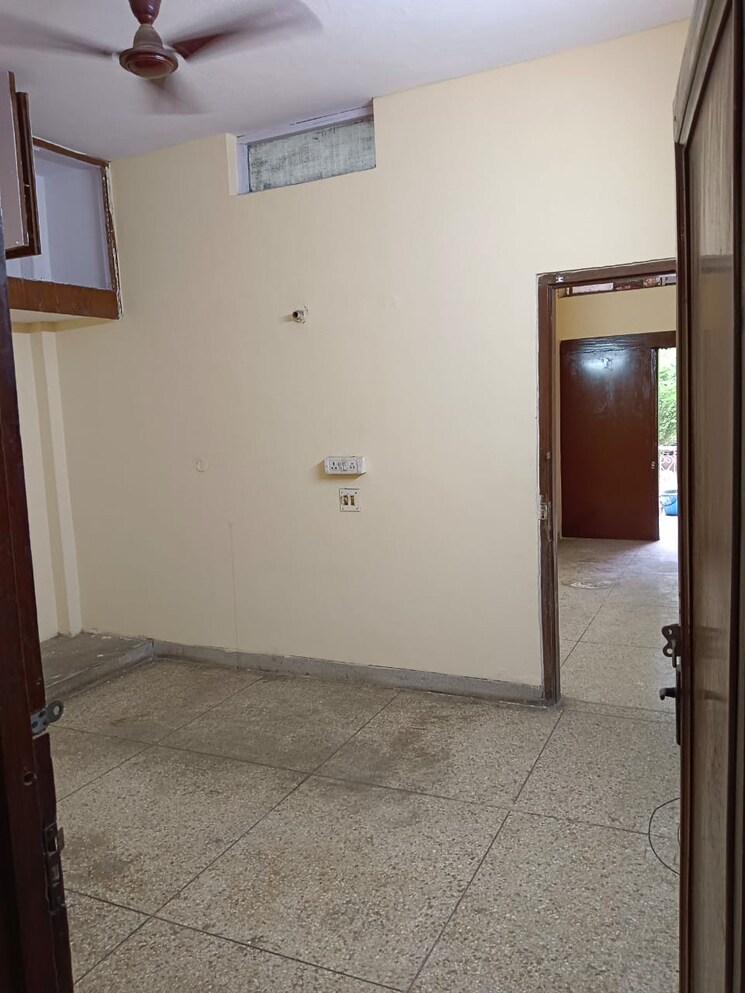 Room, lajpat nagar 4 2 Bedroom 1000 Sq.Ft. Builder Floor In Lajpat Nagar 4 Delhi 8865473