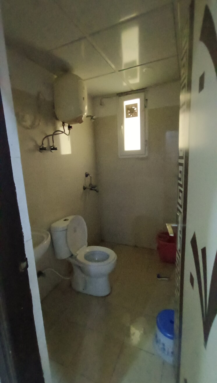 Bathroom, ajnara-grand-heritage 2.5 Bedroom 1325 Sq.Ft. Apartment In Sector 74 Noida 8865496