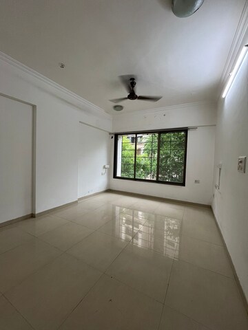 Bedroom in 3 BHK Apartment at Andheri West – for Rent