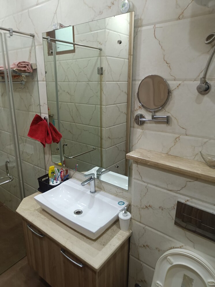 Bathroom, ashok vihar 3 Bedroom 125 Sq.Yd. Builder Floor In Ashok Vihar Delhi 8865542
