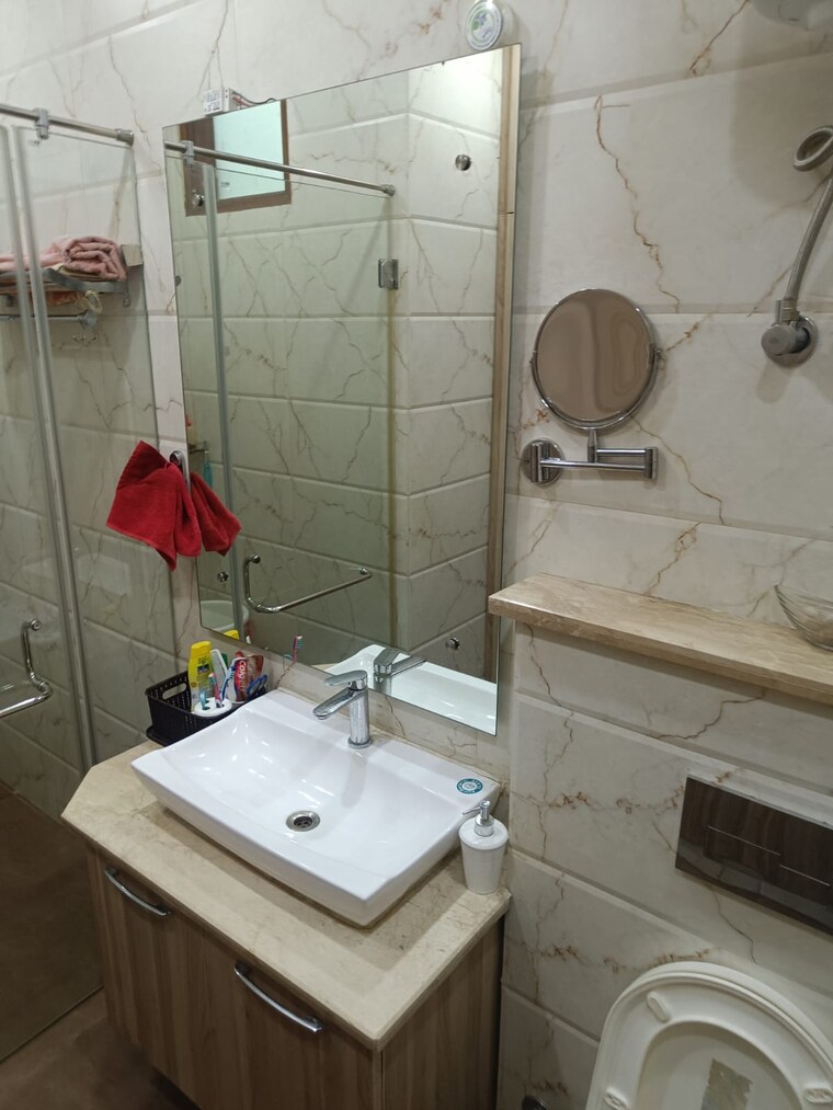 Bathroom, ashok vihar 3 Bedroom 125 Sq.Yd. Builder Floor In Ashok Vihar Delhi 8865542