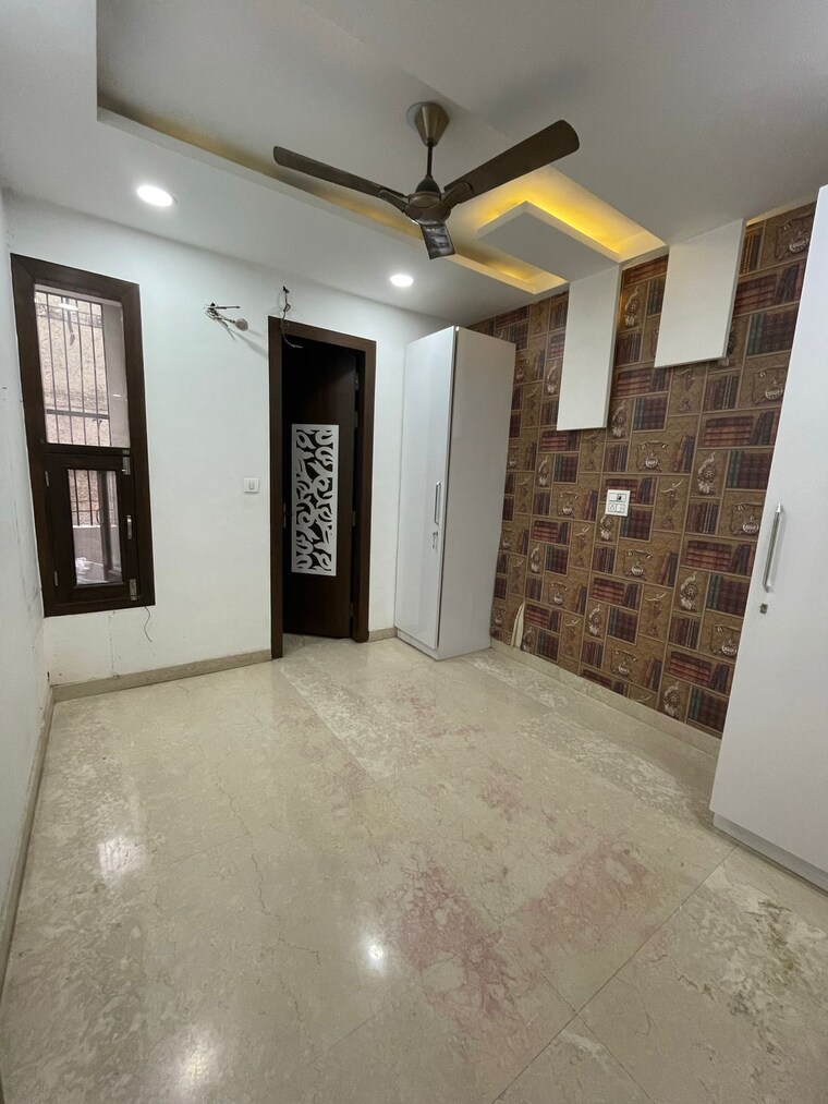 Room, ashok vihar 3 Bedroom 125 Sq.Yd. Builder Floor In Ashok Vihar Delhi 8865546
