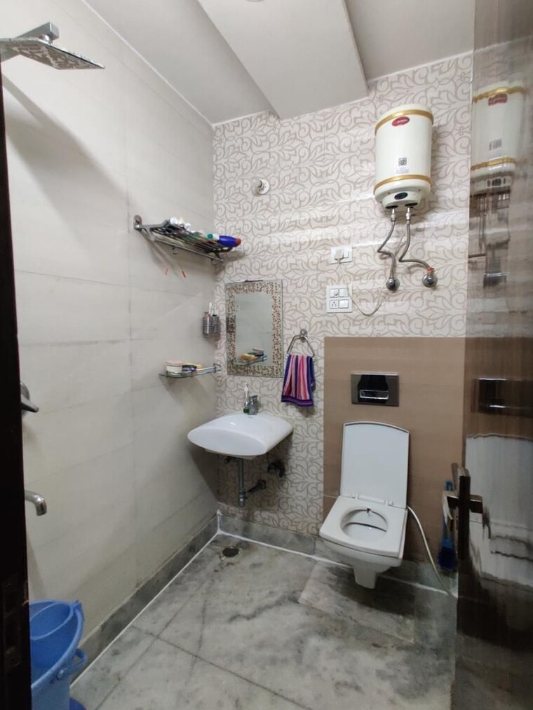 Bathroom, ashok vihar 4 Bedroom 300 Sq.Yd. Builder Floor In Ashok Vihar Delhi 8865569