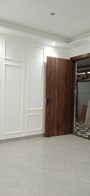 Room in 2 BHK Builder Floor at Igi Airport Area – for Sale
