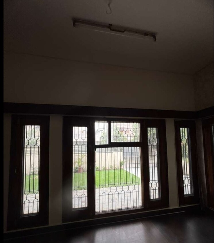 Room, sector 35 3 Bedroom 3000 Sq.Ft. Builder Floor In Sector 35 Chandigarh 8865605