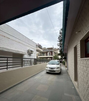Parking in 3 BHK Builder Floor at Sector 35 – for Rent
