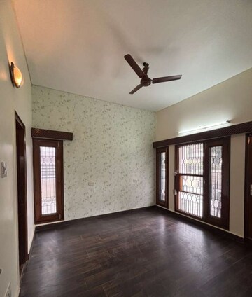 Room in 3 BHK Builder Floor at Sector 35 – for Rent