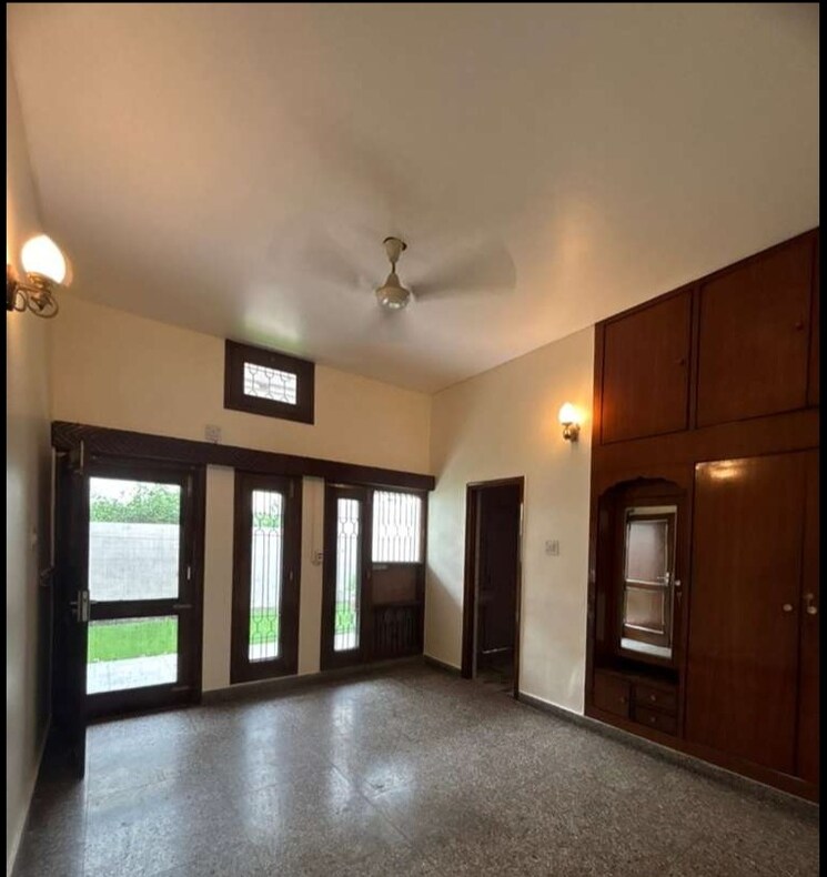 Room, sector 35 3 Bedroom 3000 Sq.Ft. Builder Floor In Sector 35 Chandigarh 8865605