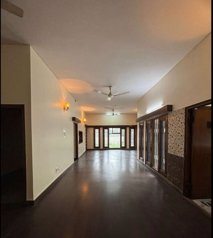 Room, sector 35 3 Bedroom 3000 Sq.Ft. Builder Floor In Sector 35 Chandigarh 8865605