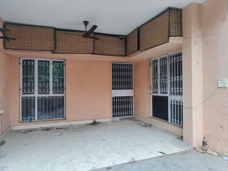  Parking, sarita vihar 3 Bedroom 1500 Sq.Ft. Apartment In Sarita Vihar Delhi 8865664