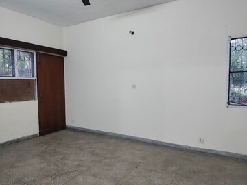 Room in 3 BHK Apartment at Sarita Vihar – for Rent