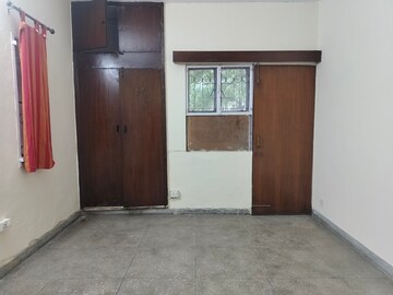 Room in 3 BHK Apartment at Sarita Vihar – for Rent