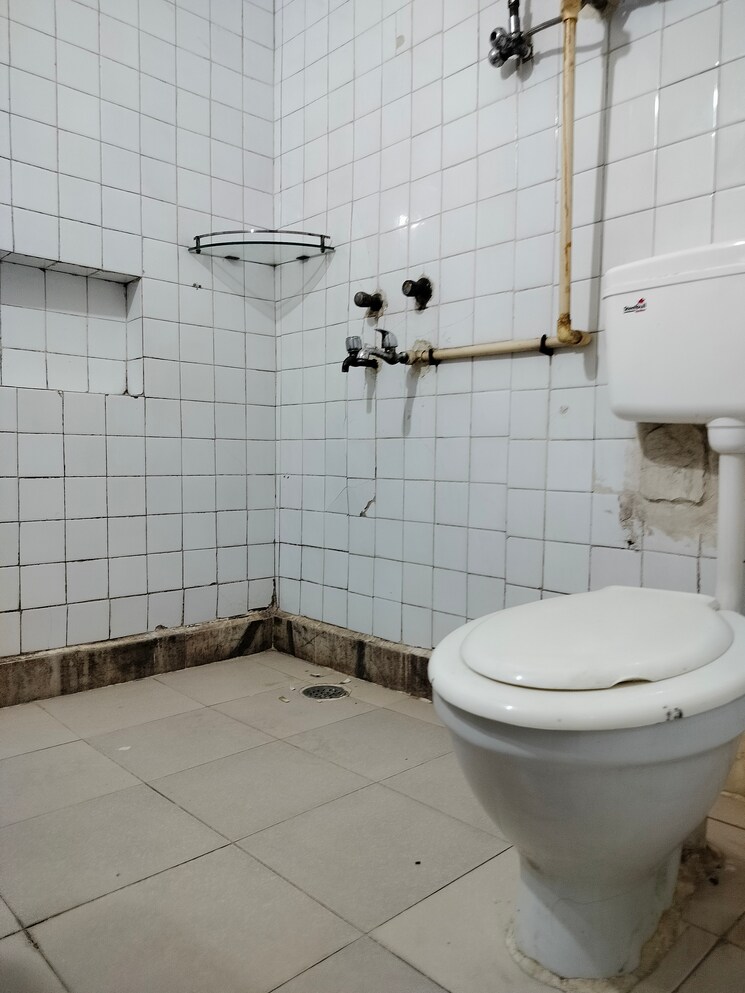 Bathroom, sarita vihar 3 Bedroom 1500 Sq.Ft. Apartment In Sarita Vihar Delhi 8865664