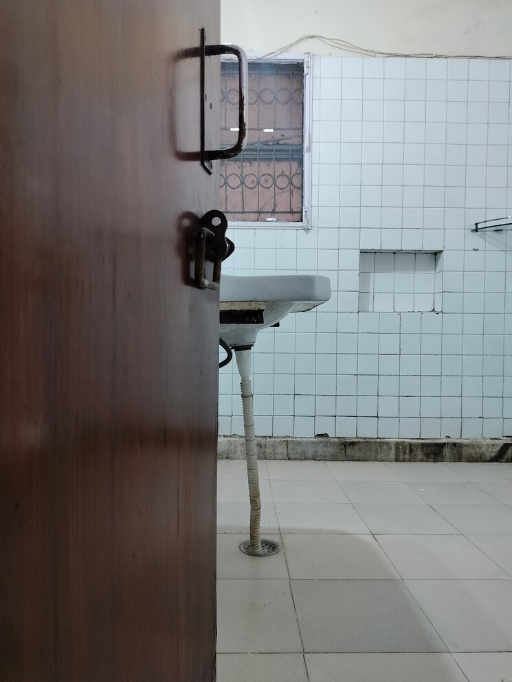 Bathroom, sarita vihar 3 Bedroom 1500 Sq.Ft. Apartment In Sarita Vihar Delhi 8865664