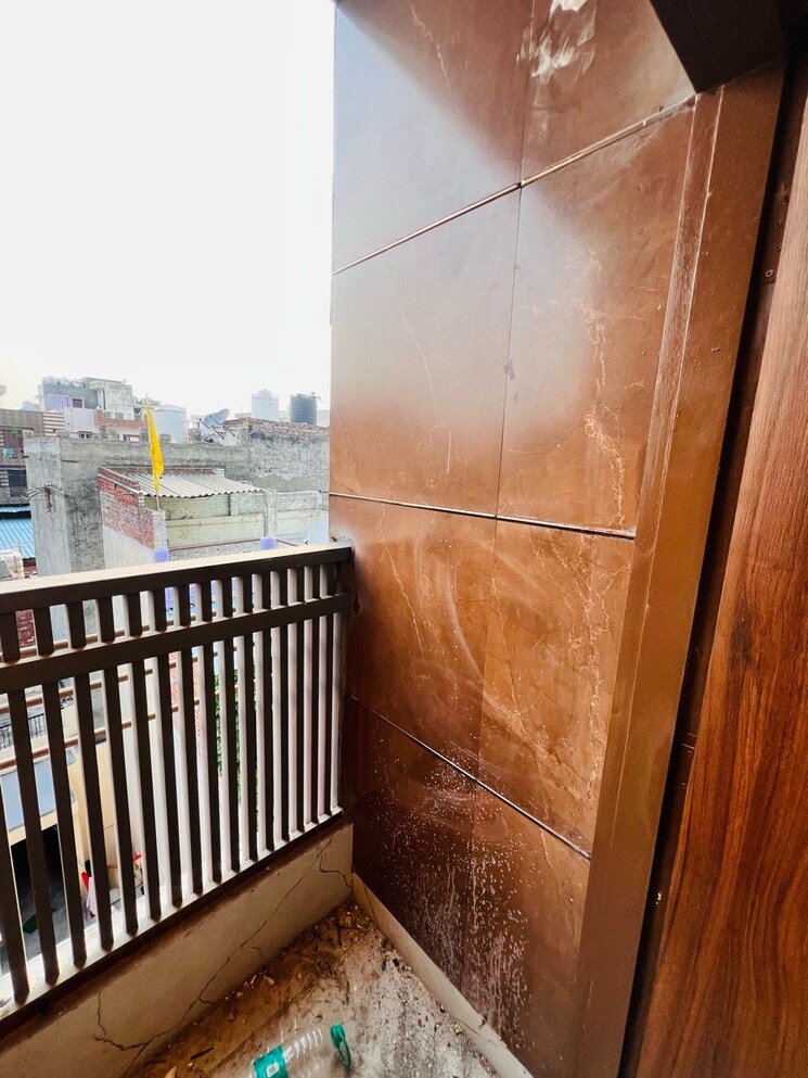 Balcony, bhola nath nagar 2 Bedroom 650 Sq.Ft. Builder Floor In Bhola Nath Nagar Delhi 8865703