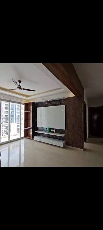 Room in 3 BHK Apartment at Sushant Golf City – for Rent