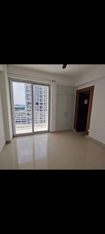 Room in 3 BHK Apartment at Sushant Golf City – for Rent