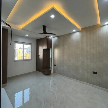 Room in 3.5 BHK Apartment at DLF One Midtown, Moti Nagar – for Rent