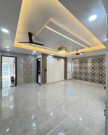 Room in 3.5 BHK Apartment at DLF One Midtown, Moti Nagar – for Rent
