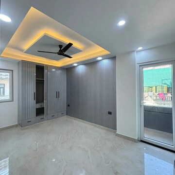 Room in 3.5 BHK Apartment at DLF One Midtown, Moti Nagar – for Rent