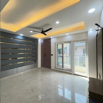 Room in 3.5 BHK Apartment at DLF One Midtown, Moti Nagar – for Rent
