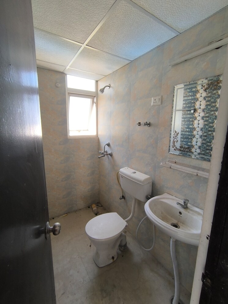 Bathroom, signature-the-serenas 2 Bedroom 614 Sq.Ft. Apartment In Sohna Sector 36 Gurgaon 8865775