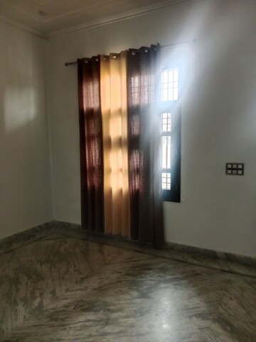 Room in 3.5 BHK Builder Floor at Sector 18 – for Rent