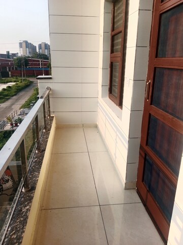 Balcony in 2 BHK Builder Floor at Sector 40 – for Rent