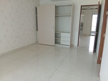 Room in 4 BHK Apartment at Jayabheri The Peaks, Narsingi – for Rent