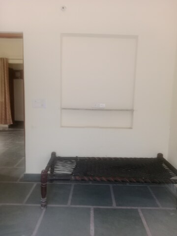 Room in 3 BHK Builder Floor at Sector 40 – for Rent