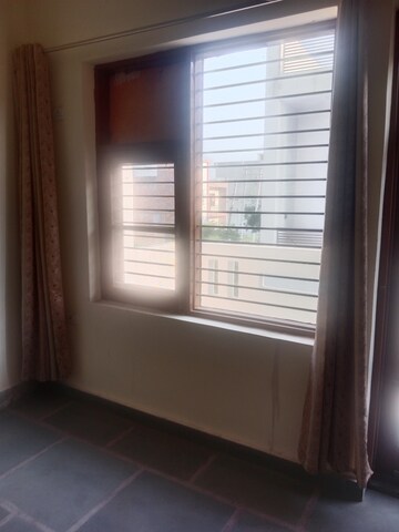 Room in 3 BHK Builder Floor at Sector 40 – for Rent