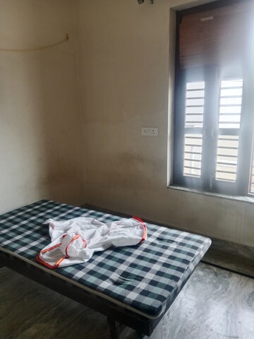 Bedroom in 3 BHK Builder Floor at Sector 40 – for Rent