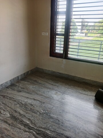 Room in 3 BHK Builder Floor at Sector 40 – for Rent