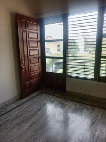 Room in 3 BHK Builder Floor at Sector 40 – for Rent