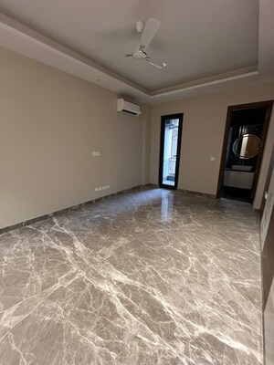 Room in 3 BHK Builder Floor at Dlf Phase ii – for Sale