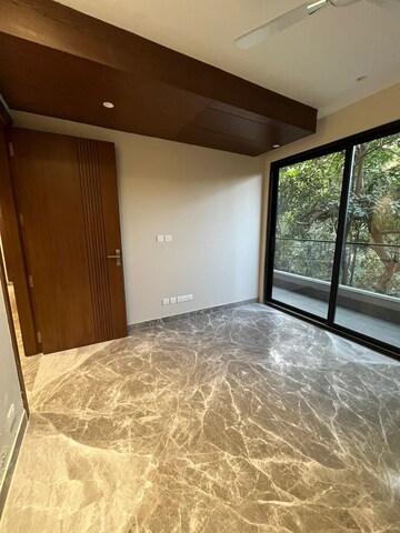 Room in 3 BHK Builder Floor at Dlf Phase ii – for Sale