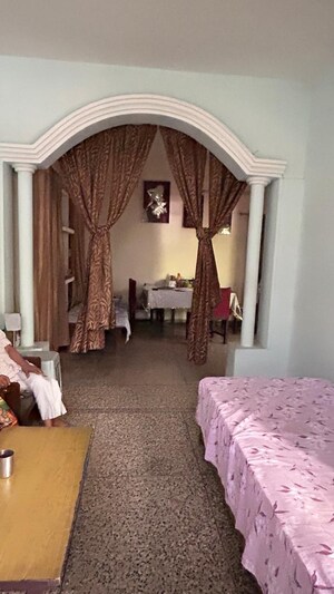 Living Room in 1.5 BHK Independent House at Unitech South City, South City – for Sale