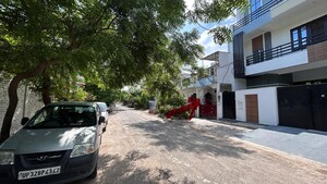 Parking in 1.5 BHK Independent House at Unitech South City, South City – for Sale