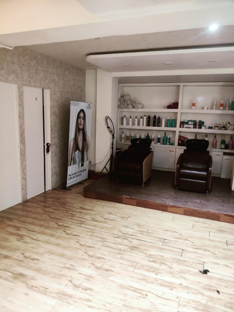  Parking, star-mall Commercial Showroom 2111 Sq.Ft. In Dadar West Mumbai 8866335