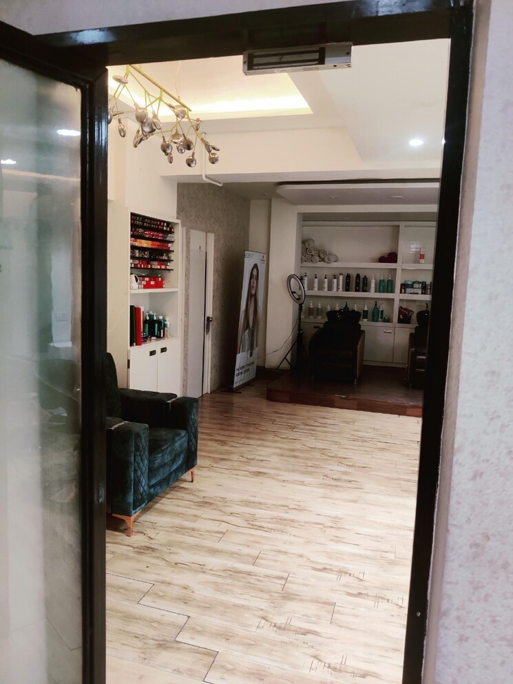  Parking, star-mall Commercial Showroom 2111 Sq.Ft. In Dadar West Mumbai 8866335