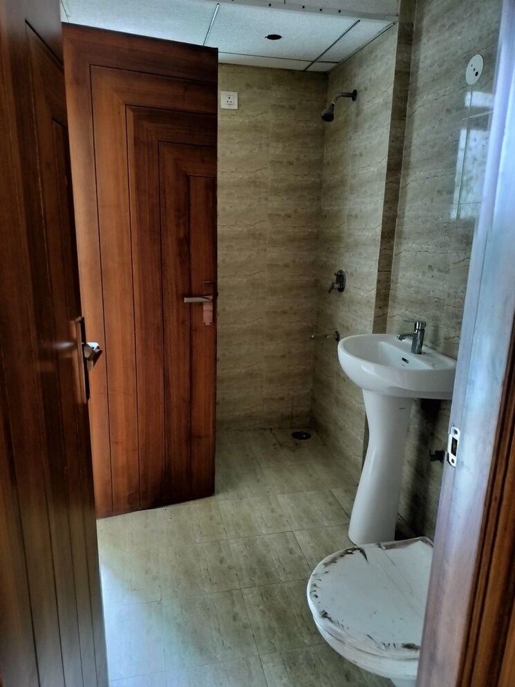 Bathroom, slf-anushree 2.5 Bedroom 1340 Sq.Ft. Apartment In Sector 75 Faridabad 8866372