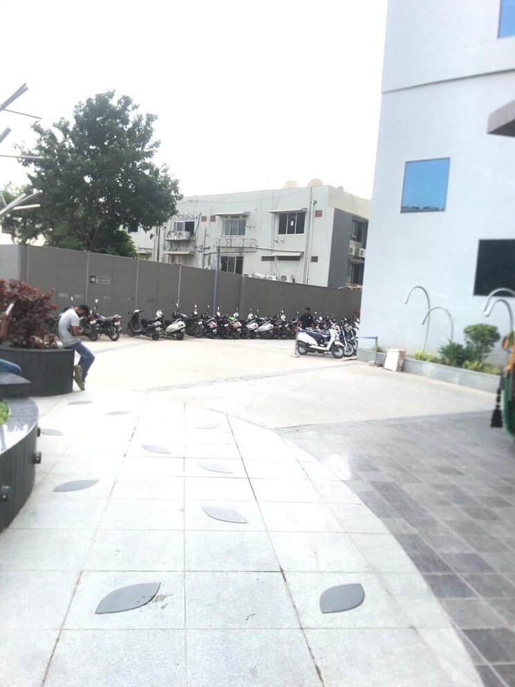  Parking, science city Commercial Office Space 550 Sq.Ft. In Science City Ahmedabad 8866398