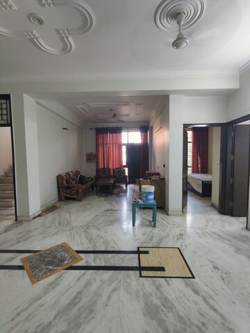 Living Room in 3 BHK Builder Floor at Tulip Mall, Sector 46 – for Rent