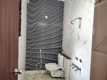 Bathroom in 3 BHK Builder Floor at Tulip Mall, Sector 46 – for Rent