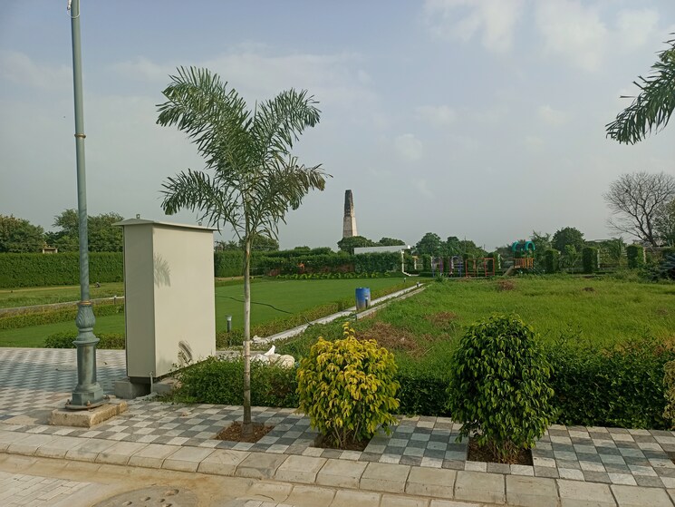 Garden, amolik-aster-woods  115 Sq.Yd. Plot In Sector 98 Faridabad 8866508