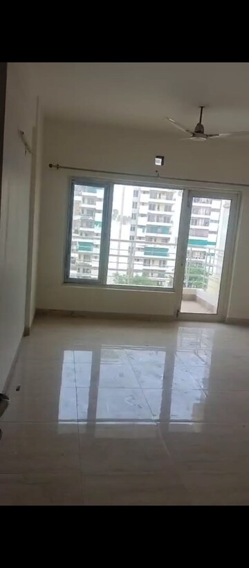 Room in 3 BHK Apartment at Spr Imperial Estate, Sector 82 – for Rent